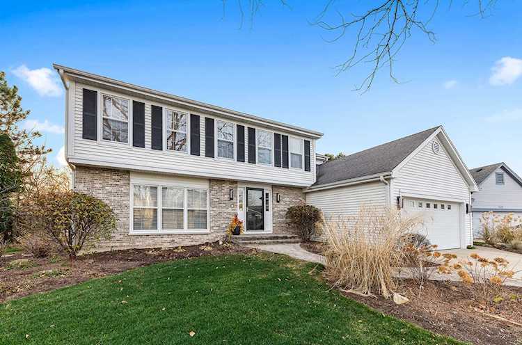 126 N Bristol Dr Bloomingdale, IL 60108