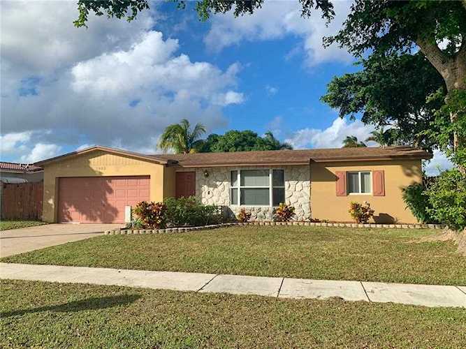 6933 NW 8th St Margate, FL 33063