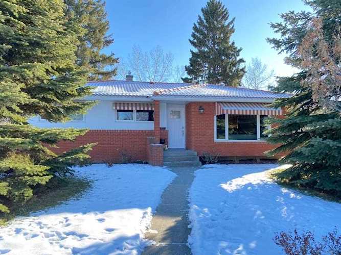 8048 4A St SW Calgary, AB T2V 1A3