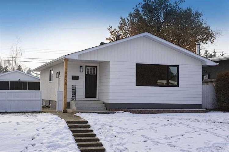 10655 Shilligton Crescent SW Calgary, AB T2W 0N8
