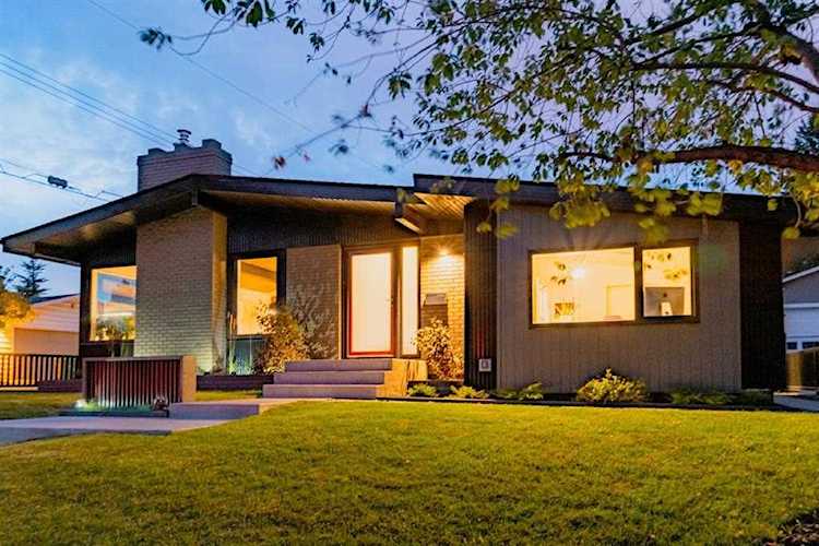 5735 Ladbrooke Dr SW Calgary, AB T3E 5Y2