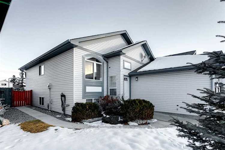 71 Canoe Close SW Airdrie, AB T4B 2N4