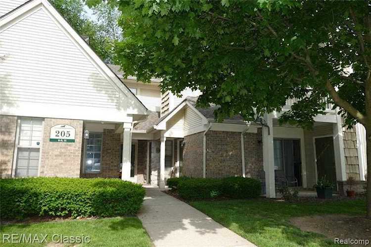 205 Maplewood Crt #7 South Lyon, MI 48178 | MLS 2200096320 Photo 1