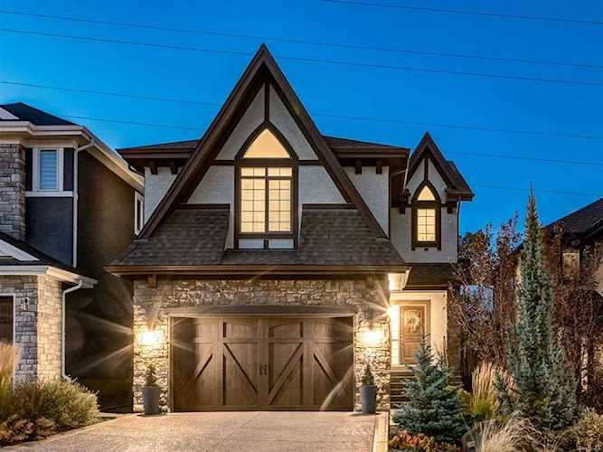 86 Ascot Crescent SW Calgary, AB T3H 0V1