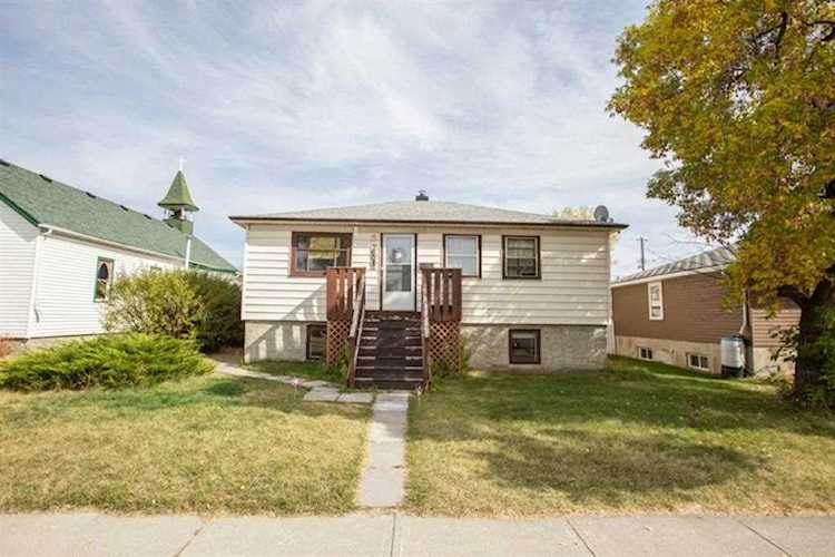 7608 22A St SE Calgary, AB T2C 0X5