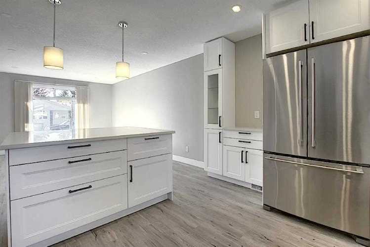 316 Lynnview Way SE Calgary, AB T2C 1V7