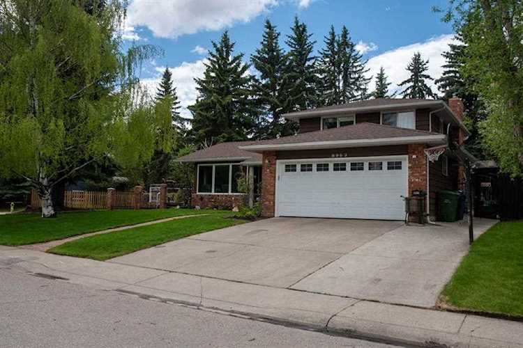 8963 Bay Ridge Dr SW Calgary, AB T2V 3N1