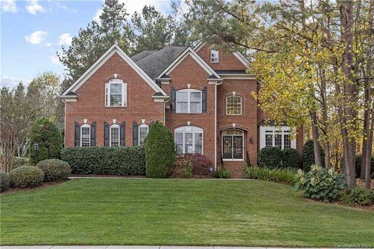 2686 Landing Pointe Dr Lake Wylie, SC 29710