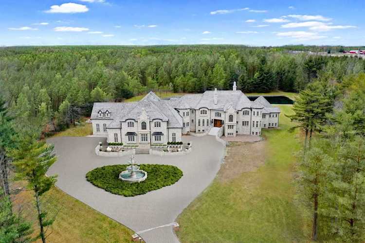 4735 Fonda Fields Ct Hobart, WI 54155