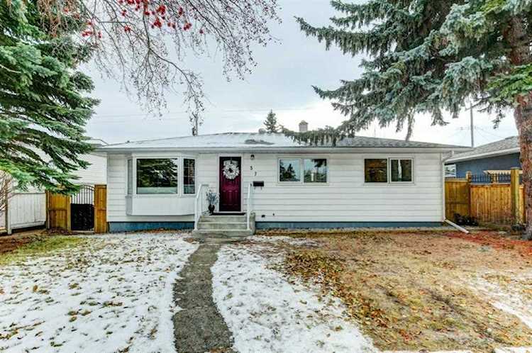 37 Windermere Rd Calgary, AB T3C 3K4