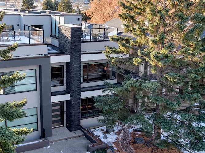 1715 49 Ave SW Calgary, AB T2T 2V1