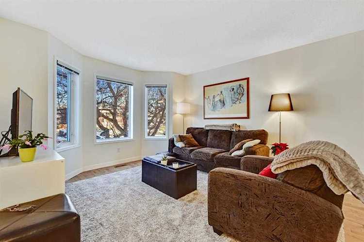 735 68 Ave SW Calgary, AB T2V 0N3