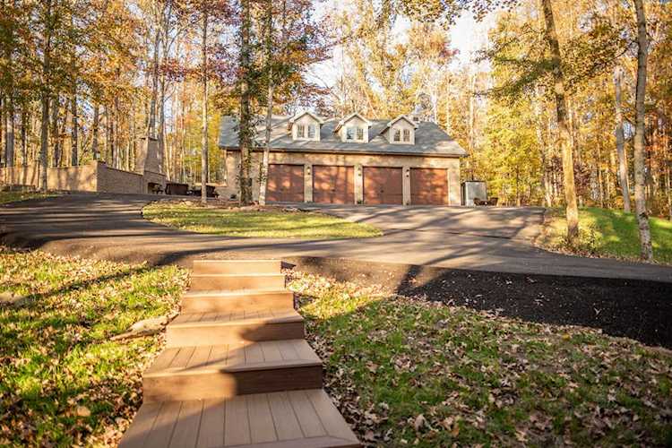 8898 Faix Rd Byrdstown, TN 38549