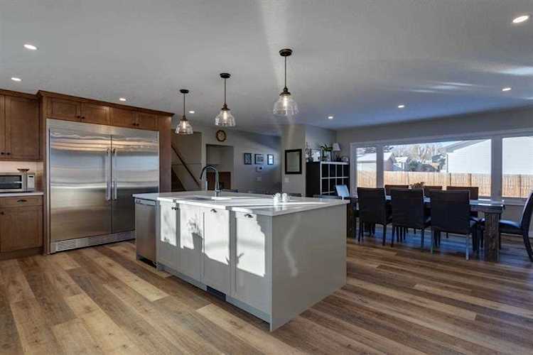 1004 Huntercove Place NW Calgary, AB T2K 4S3