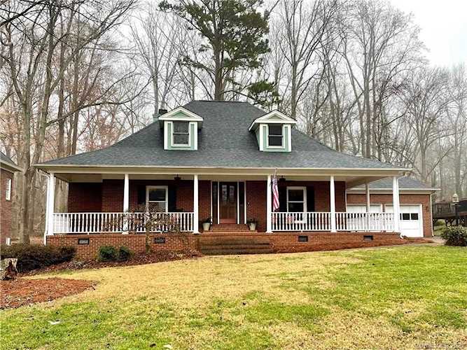 719 Hanna Woods Cramerton, NC 28032