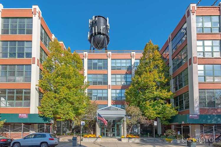 1800 W Roscoe St #222 Chicago, IL 60657