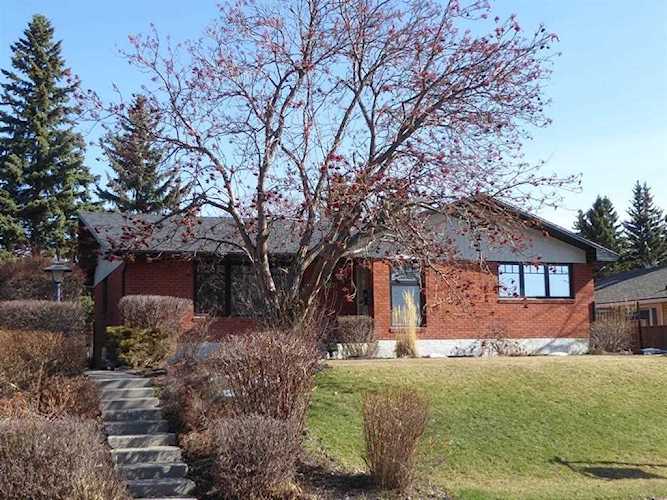 3108 Underhill Dr NW Calgary, AB T2N 4E4
