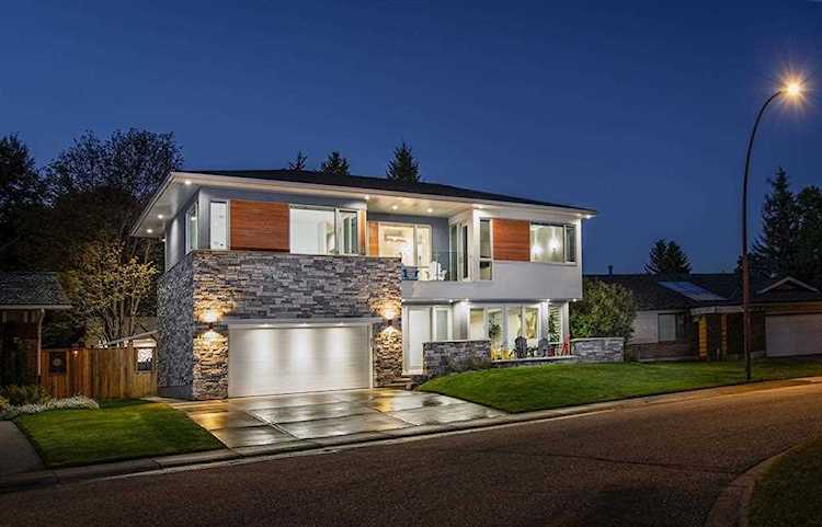 20 Lake Simcoe Green SE Calgary, AB T2J 5R7