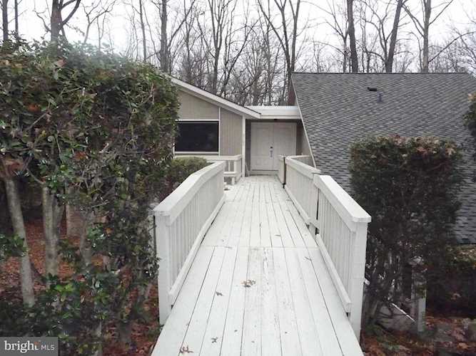 2403 Sugarberry Ct Reston, VA 20191