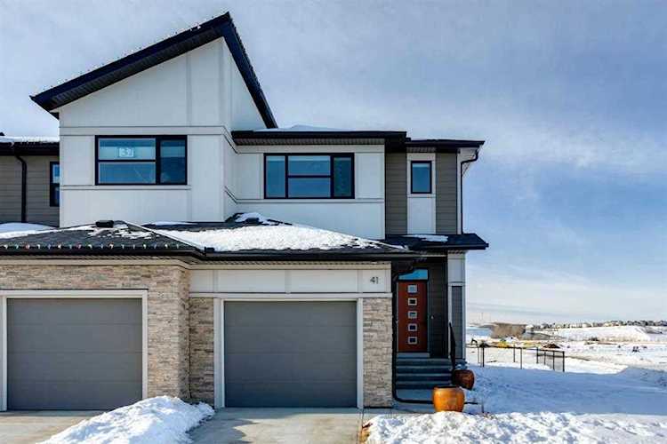 41 Wolf Creek Manor SE Calgary, AB T2P 3H9