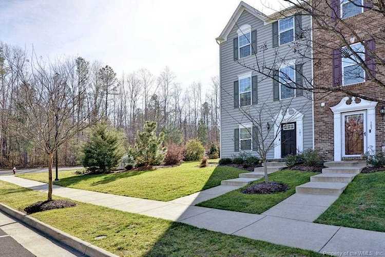 101 Newbaker Square Williamsburg, VA 23185