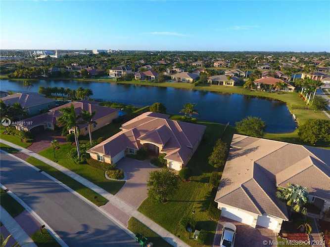 15169 SW 40th St Davie, FL 33331