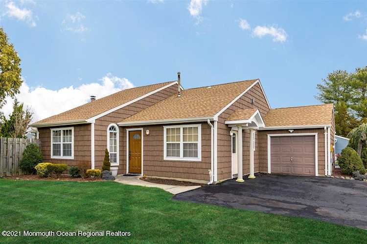 33 Williamsburg Dr Tinton Falls, NJ 07753 | MLS 22100495 Photo 1
