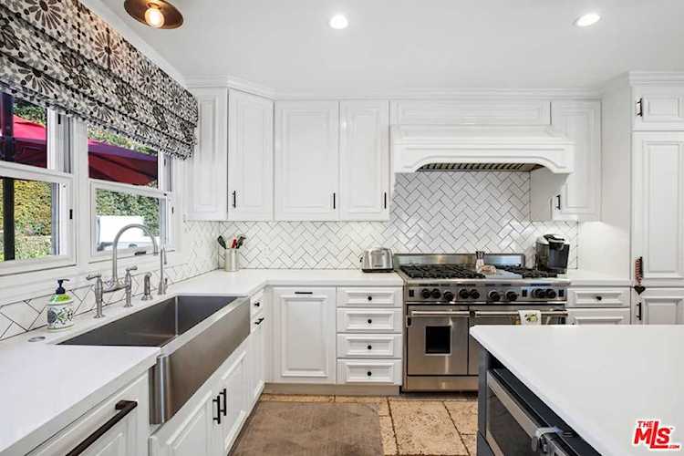 384 Dalkeith Avenue Los Angeles, CA 90049