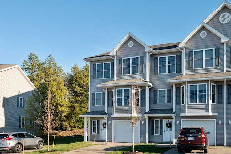 4 Hillside Ln Newmarket, NH 03857