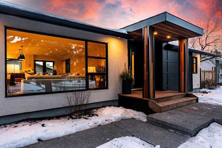 220 Maple Court Crescent SE Calgary, AB T2J 1W2