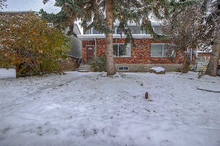 834 68 Ave SW Calgary, AB T2V 0N4