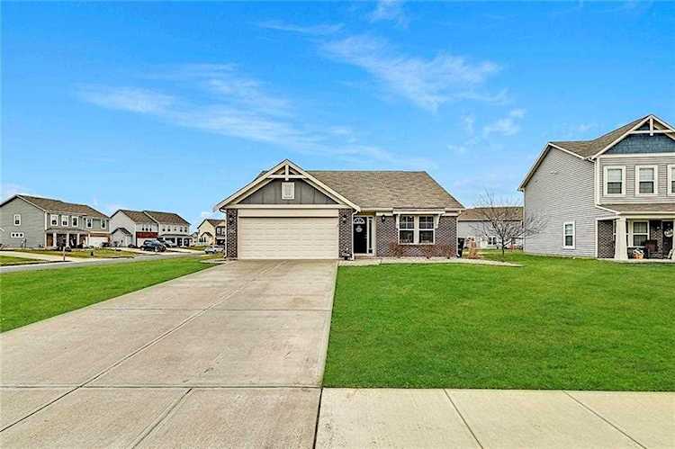 5540 N Woodside Ct Mccordsville, IN 46055
