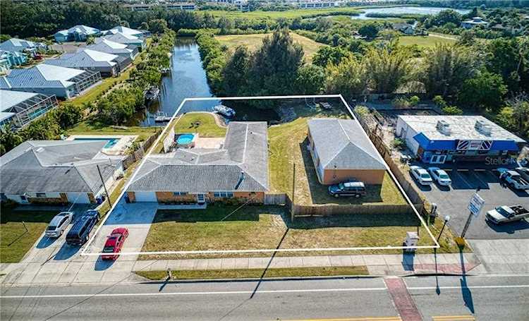 820 Colonia Ln E Nokomis, FL 34275