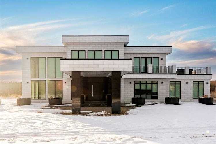 980 101 St SW Calgary, AB T3H 3Z5