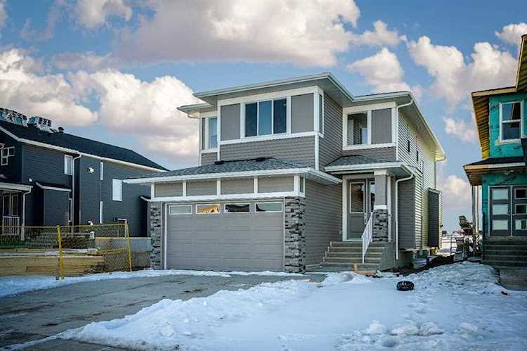 332 Corner Meadows Ave NE Calgary, AB T2E 7Y4