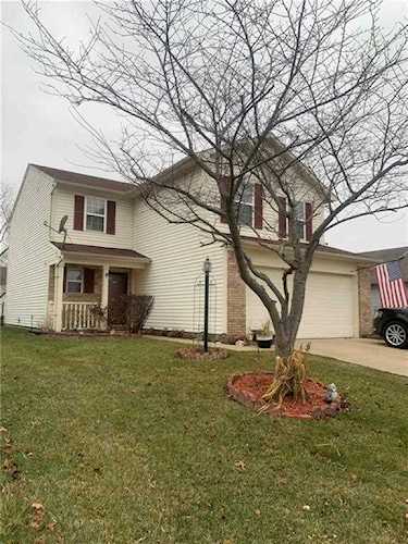 1640 Long Lake Dr Greenwood, IN 46143