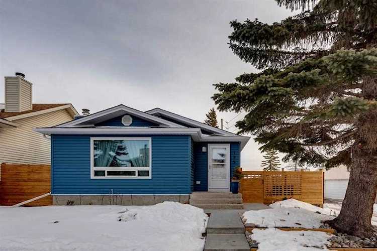 195 Ranchridge Dr NW Calgary, AB T3G 1W1