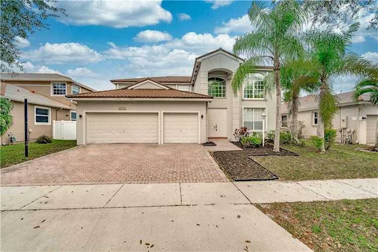 13805 NW 11 St Pembroke Pines, FL 33028