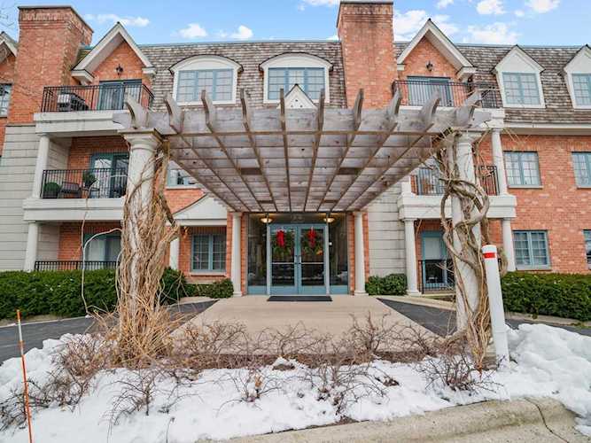 153 E Laurel Ave #106 Lake Forest, IL 60045