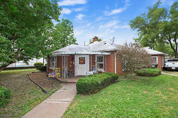 615 Miller St Beecher, IL 60401