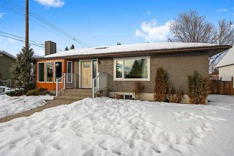 42 Gladeview Crescent SW Calgary, AB T3E 4X8