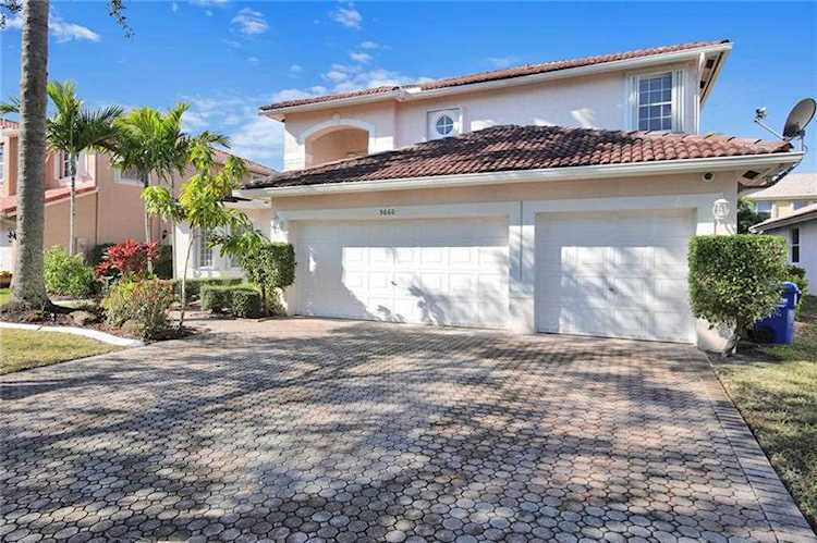 5660 NW 108th Ter Coral Springs, FL 33076