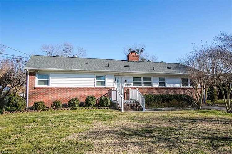 9 Lakewood Dr Hampton, VA 23666