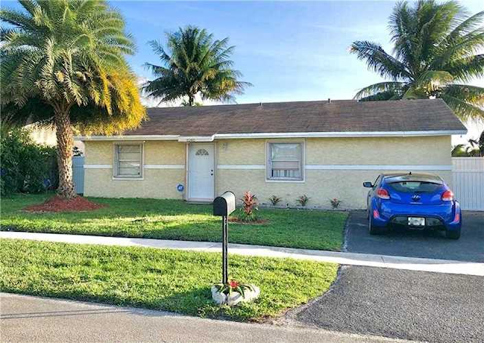 8240 SW 6th Ct North Lauderdale, FL 33068