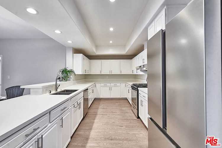 810 S Lucerne Boulevard #202 Los Angeles, CA 90005