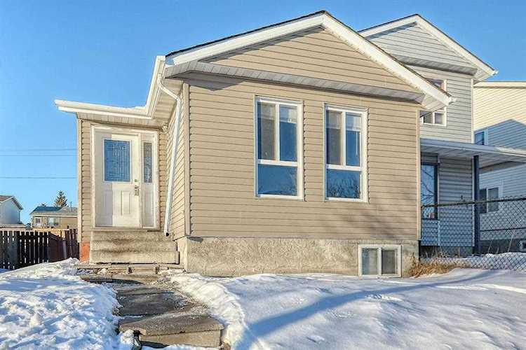 163 Falton Dr NE Calgary, AB T3J 1W7