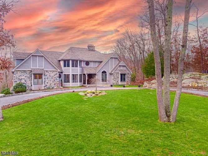 84 Pinewood Dr Ringwood Boro, NJ 07456