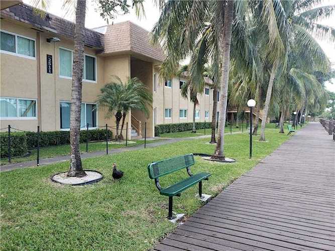 2511 NW 39th Ter #202, Lauderdale Lakes, FL 33311 | MLS #F10266560 Photo 1