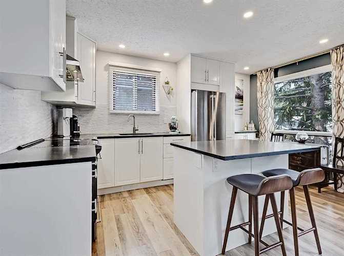 128 10 Ave NE #3 Calgary, AB T2E 0W7