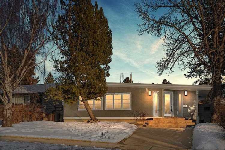 2948 Lindsay Dr SW Calgary, AB T3E 6A8